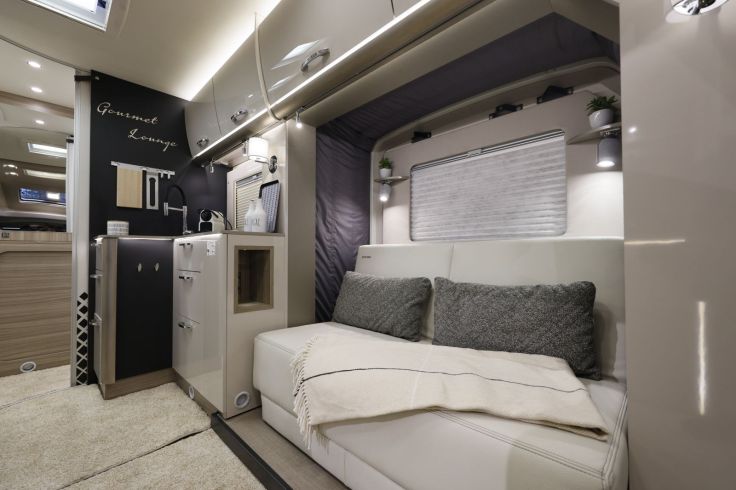Bürstner stellt das Wohnmobil-Showcar “Lounge” (basierend auf dem Lyseo TD) vor, dessen Push-Out Technik ein nie dagewesenes Wohngefühl vermittelt. Ideal für Paare, die Wert auf großen Wohnraum und Schlafkomfort legen.