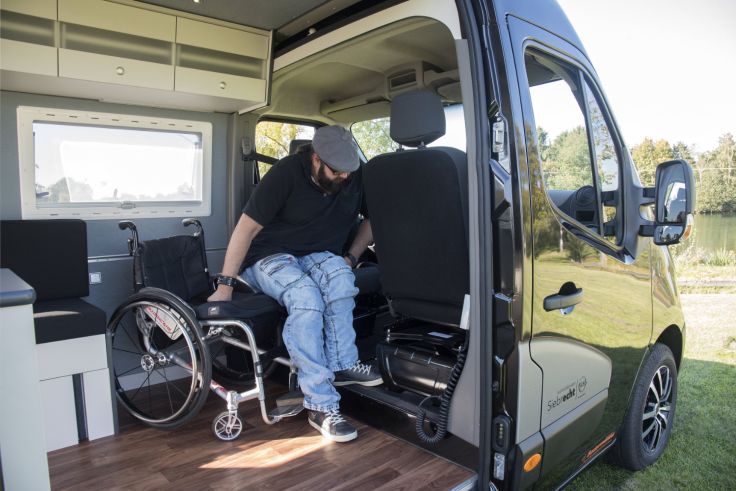 Der Reha Camper 2 lässt sich auch mit körperlicher Behinderung steuern. Der Einstieg auf den Fahrersitz erfolgt von hinten, dank ausreichend freier Fläche.