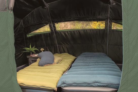 Abgedunkelte Schlafkabinen im Zelt