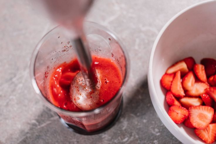 Weiche Früchte, wie Erdbeeren, lassen sich gut mit dem Pürierstab zerkleinern