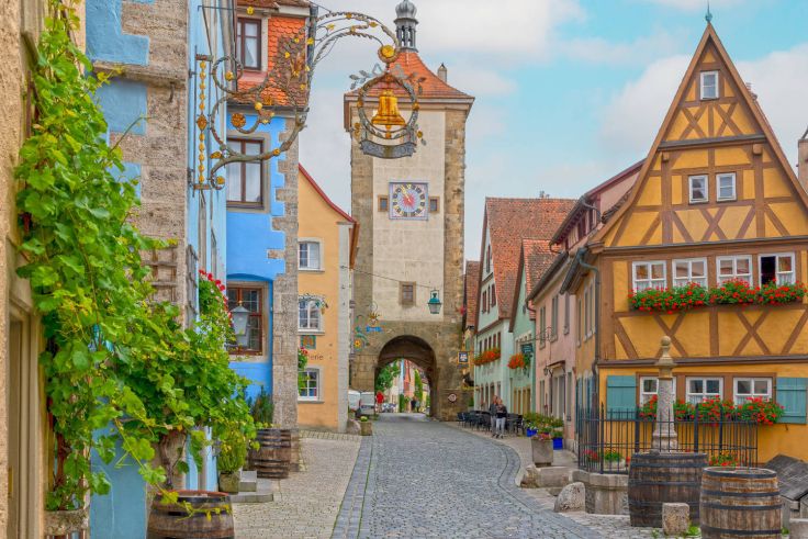Mit den bunten Fachwerkhäusern wirkt Rothenburg ob der Tauber wie aus einem Märchen. 