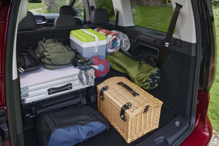Fällt die Zuladung hoch aus, kann Campingausrüstung auch in den Kofferraum.