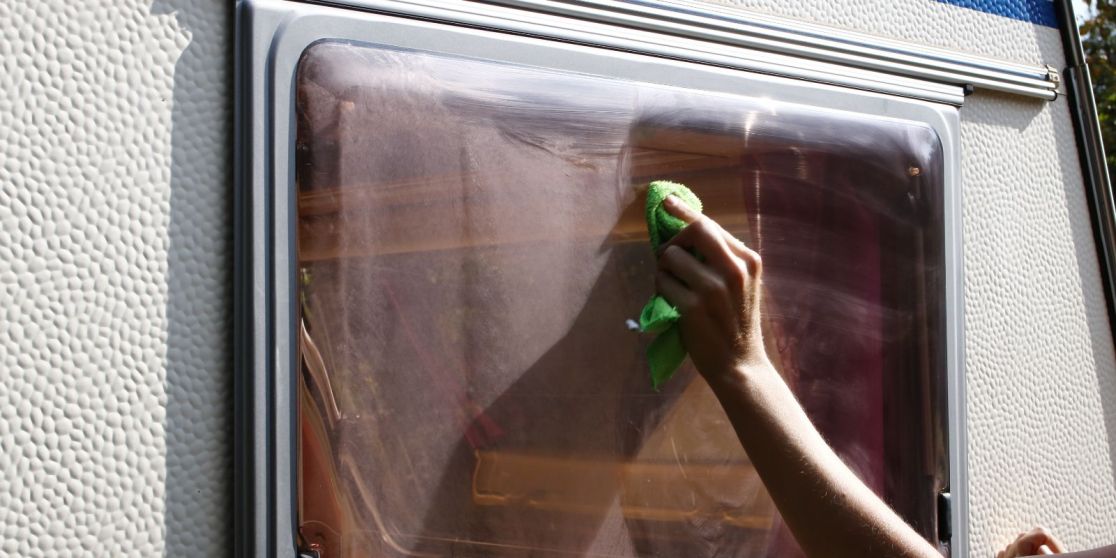 <span>Fenster von Wohnwagen und Wohnmobil reinigen und polieren</span>