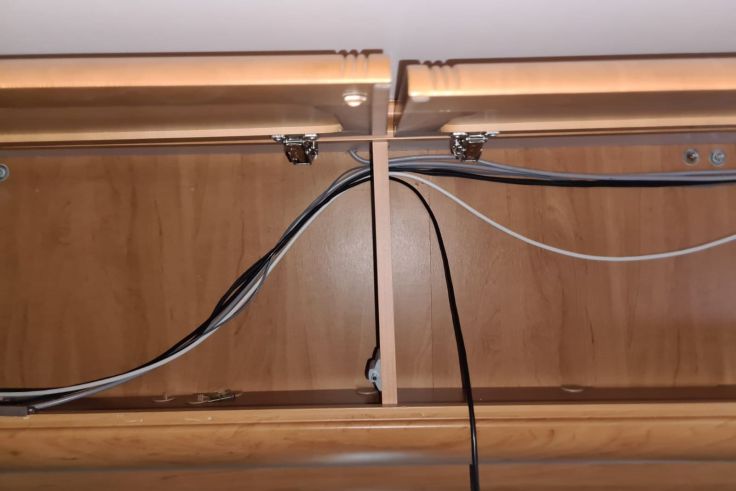 Die Kabel werden durch den vorhandenen Kabelkanal gezogen.