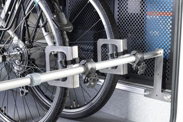 Die Aufnahme des Vorderrad erfolgt wie in einem Fahrradständer.