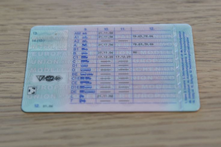 Auf der Rückseite des Führerscheins sind alle Klassen eingetragen. Dort findest du auch die Gültigkeitsdauer. 