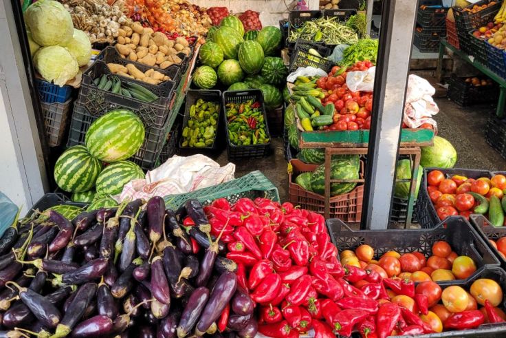 In Markthallen und am Straßenrand gibt es das frischeste Obst und Gemüse.