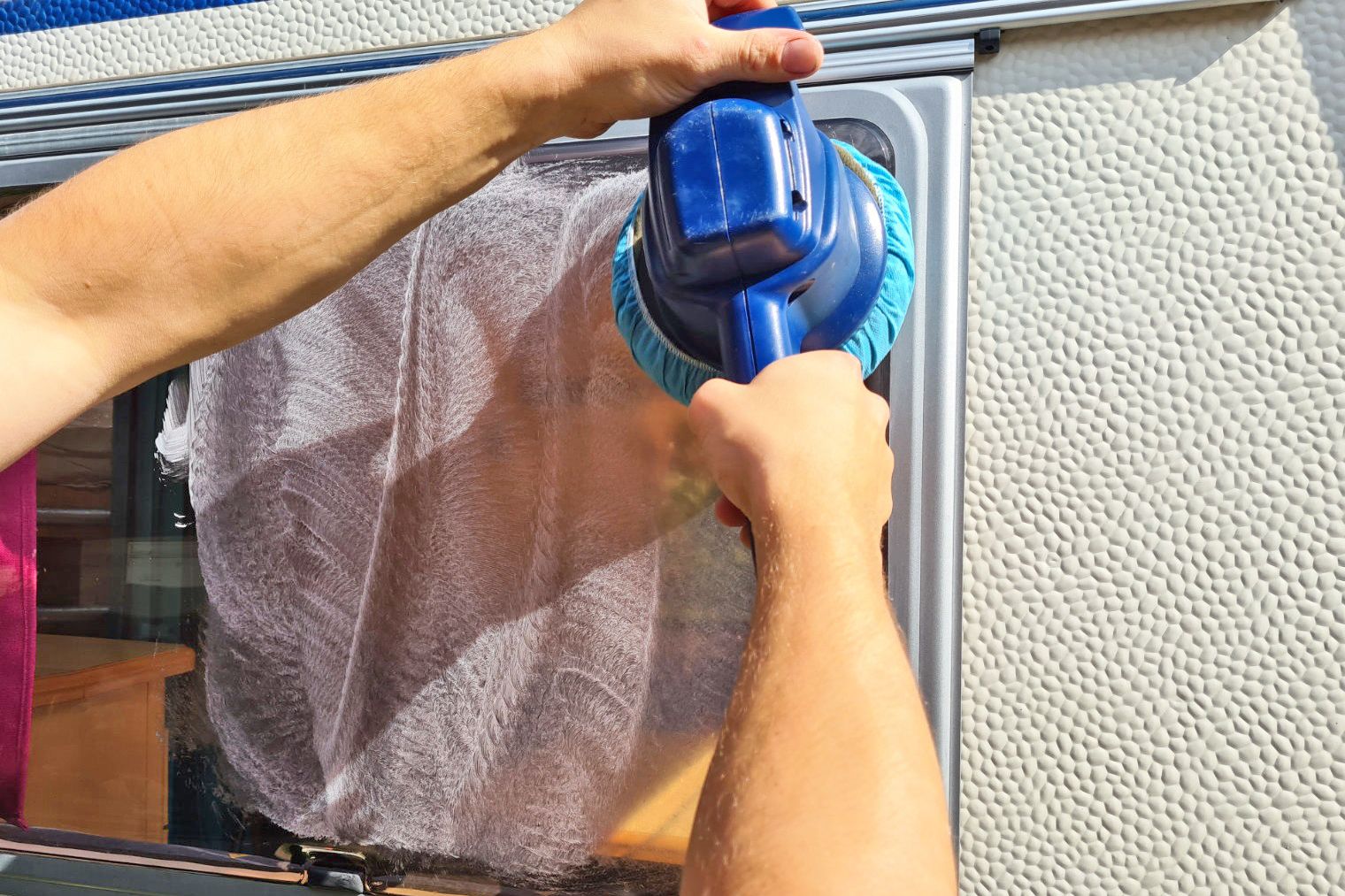 Kunststoff Fenster polieren - von Wohnwagen, Wohnmobil, Caravan – CLEANOFANT