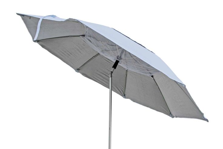 Ein Schirm lässt sich einfach transportieren und schnell aufbauen. 