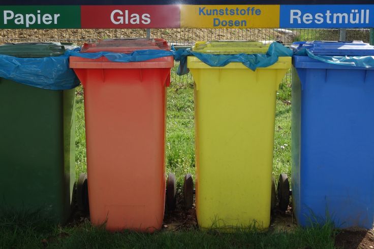Man sollte gut auf die Beschriftung der Mülltonnen achten. Diese Farbgebung ist ungewöhnlich.
