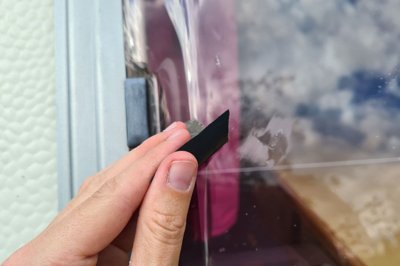 Steinschlag und tiefe Kratzer aus dem Wohnwagenfenster entfernen