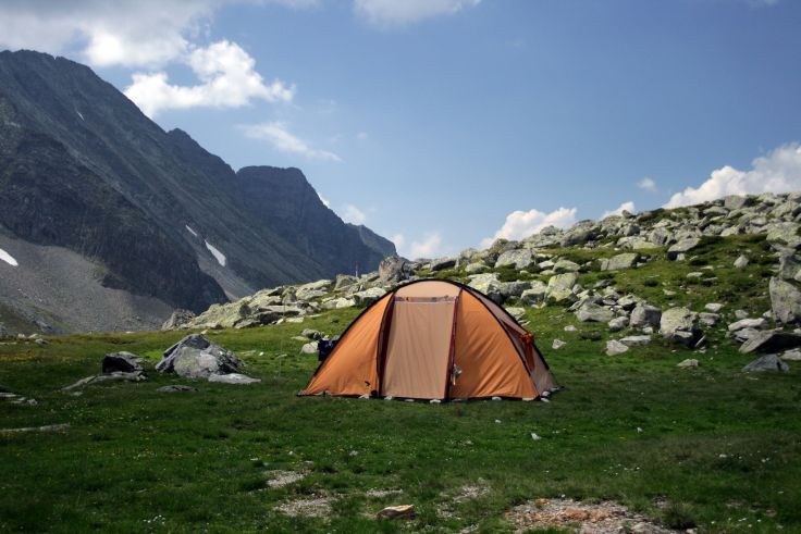 Einsames Zelt im Gebirge.
In alpinen Lagen ist Wildcamping oftmals für eine Nacht erlaubt. 