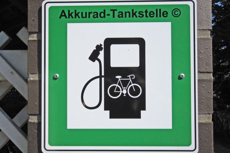 So kann eine E-Bike-Tankstelle gekennzeichnet sein.