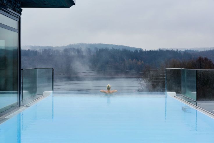 Ausblick auf den Sorpesee vom Infinity Pool des Hotels Seegarten