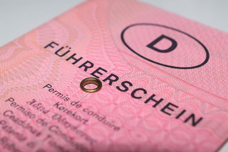Der alte Führerschein in rosa. Er ist noch bis maximal 2033 gültig.