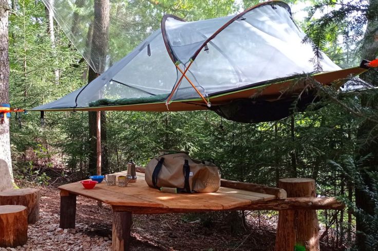 Baumzelte verbinden den Vorteil einer Hängematte mit dem Komfort eines Zeltes.
