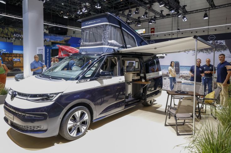 VW gibt einen Ausblick auf die für 2024 angekündigte neue Generation des Reisemobil-Modells. Auf Basis des Multivans mit langem Radstand wird der California CONCEPT mit einem Aufstelldach und der Plug-in-Hybrid-Technologie zu sehen sein.