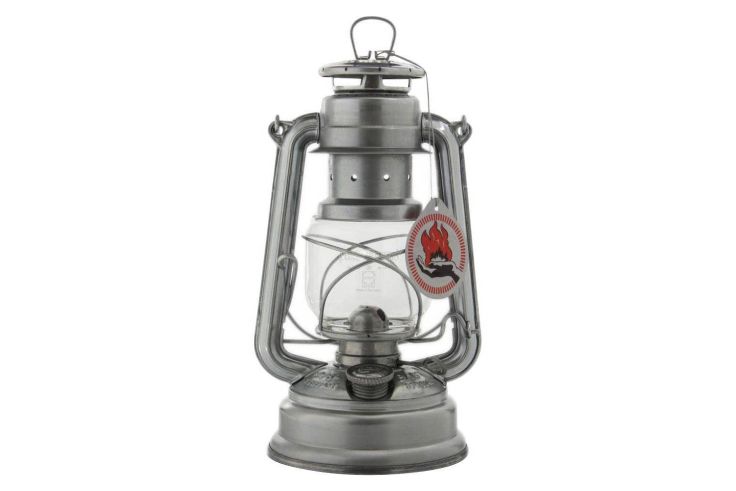 Öllampen, wie die Feuerhand Baby Special, stehen durch ihren tiefen Schwerpunkt sehr stabil. Das Öl befindet sich im Fuß der Lampe. 