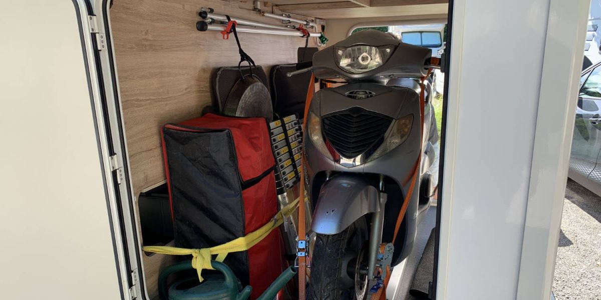 Motorroller und Motorrad im und am Wohnmobil transportieren