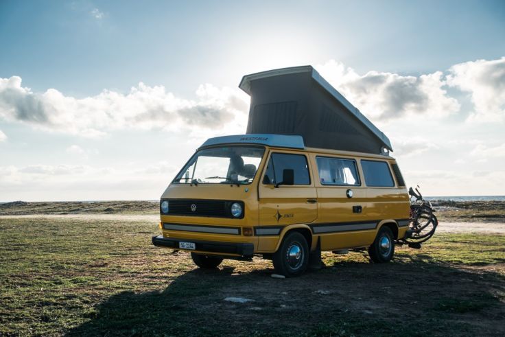 <p>Auch mit einem Campingbus mit Stoffdach ist Wintercamping möglich. Die Innenseiten des Aufstelldachs kannst du mit Isoliermatten verkleiden.</p>