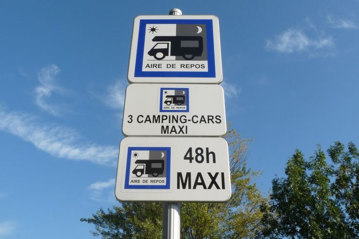Dieses Schild aus Frankreich weist auf einen Wohnmobil-Stellplatz hin. Klar gekennzeichnet: maximal 3 Fahrzeuge dürfen hier für maximal 48 Stunden stehen. 