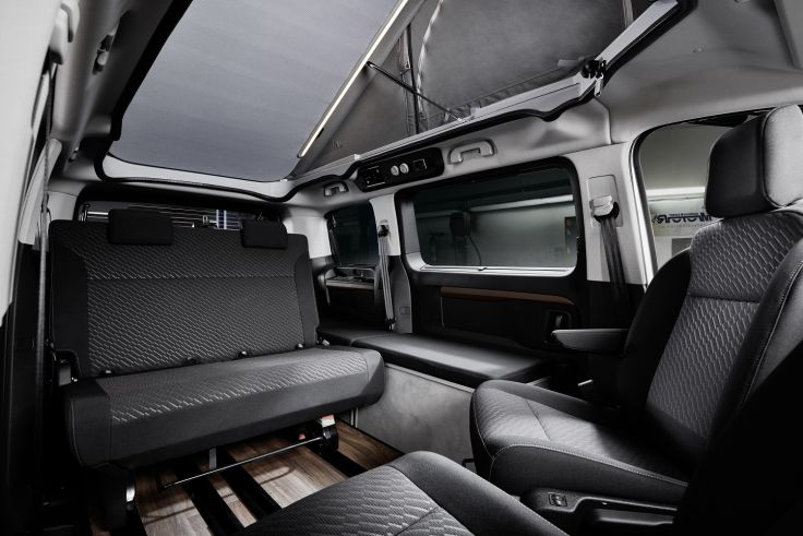 Die in schwarz und grau gehaltenen Bezüge lassen den Crosscamp Lite wie einen Business-Van wirken.