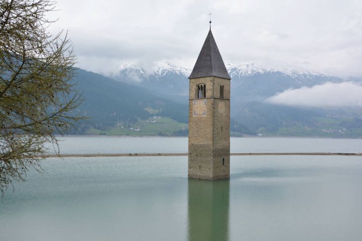 Aus dieser Perspektive sieht man den Turm im Reschensee häufig. Dieses Foto wurde direkt vom Besucherparkplatz aus aufgenommen. 