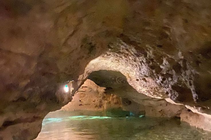 In der streng geschützten Höhle können die Besucher eine Bootsfahrt auf dem glasklaren Höhlensee unternehmen.