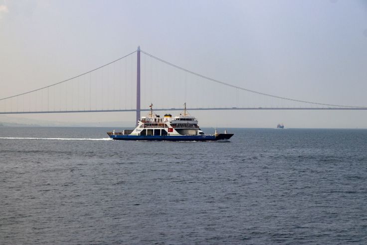 Die kleine Fähre bringt uns von Europa nach Asien. Im Hintergrund sieht man die neu erbaute Çanakkale Brücke.