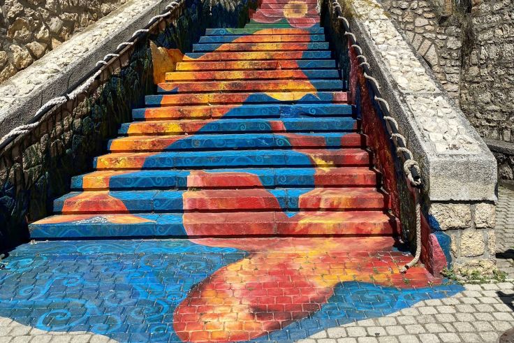 Straßenkünstler haben die schöne Fischtreppe geschaffen.