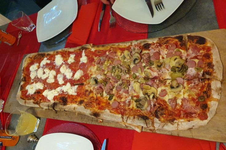Mit der riesigen, superleckeren Pizza in Viareggio wurden alle satt.