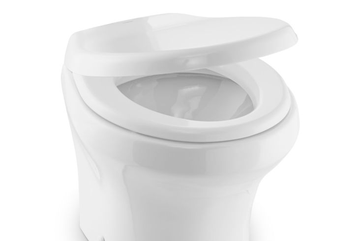 Die Toilettenschüssel einer Zerhackertoilette besteht aus Keramik.
