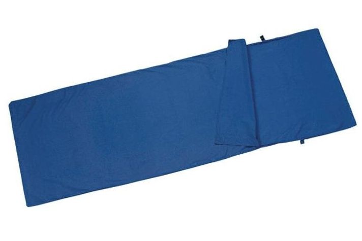 Ein Hüttenschlafsack wird aus einem sehr dünnen Stoff gefertigt.