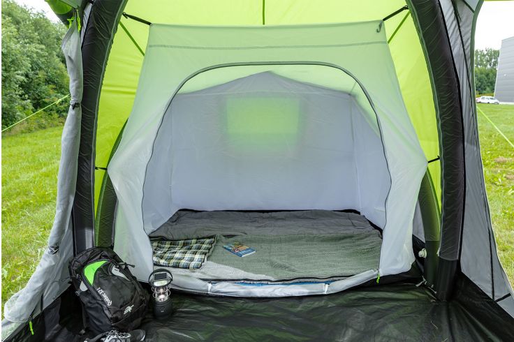 Das Zelt besitzt zwei gegenüberliegende Eingänge.