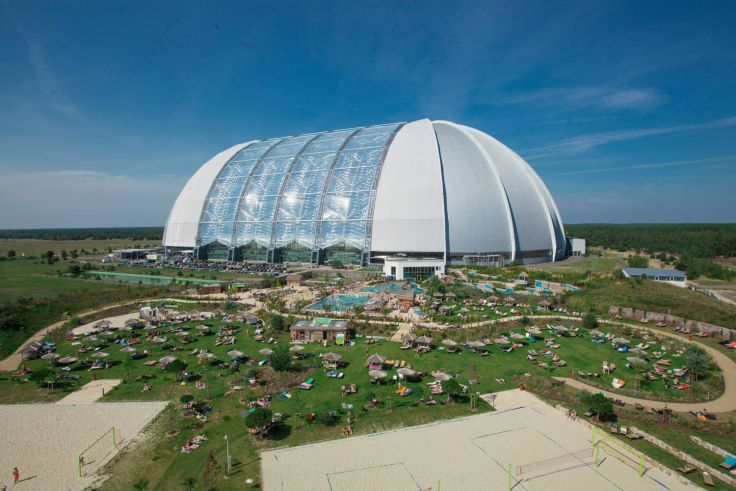 Die 2000 fertiggestellte Halle sollte eigentlich als Unterstand für große Zeppeline dienen. Das Erlebnisbad befindet sich auf einem ehemaligen Flughafen. 