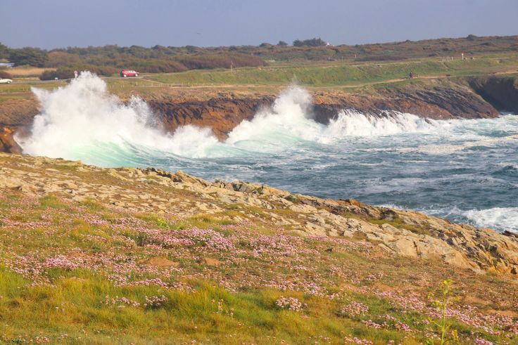 Meterhohe Wellen schlagen an der wilden Küste der Halbinsel Quibéron hoch.