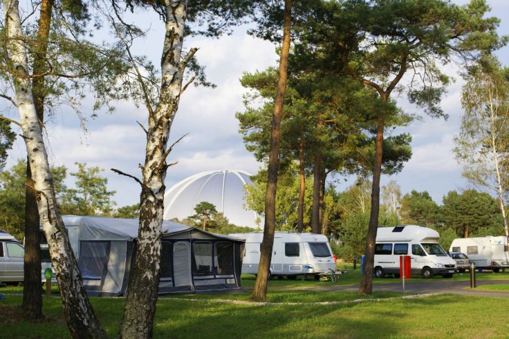 Direkt neben dem Erlebnisbad befindet sich ein Campingplatz. Hier finden Wohnmobile, Wohnwagen und Zelte Platz. 