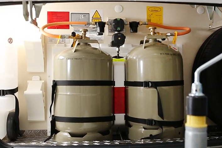 Im Gaskasten können zwei Gasflaschen nebeneinander transportiert werden