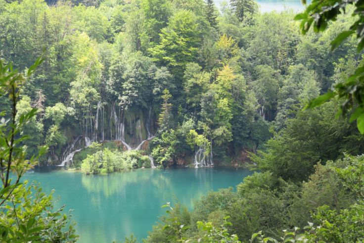Das Wasser der Seen im Plitvice Nationalpark schimmert türkis.