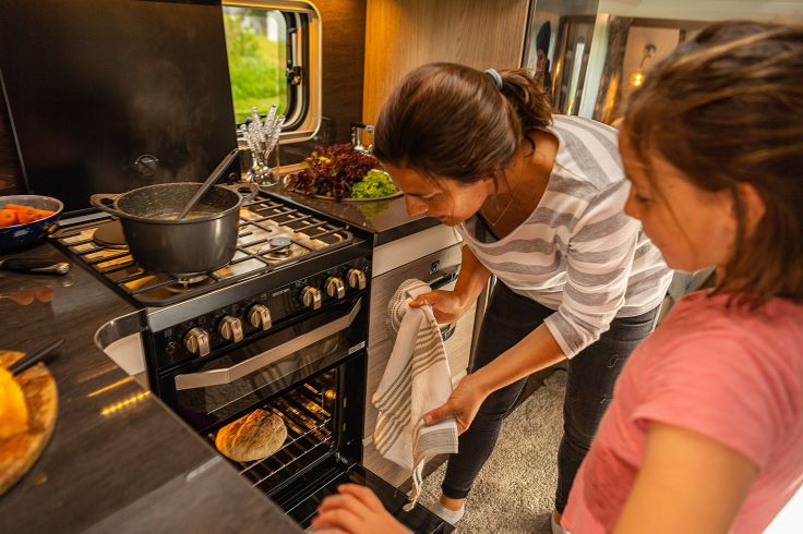 EIne gut ausgestattete Küche kann das Leben im Wohnmobil erleichtern.