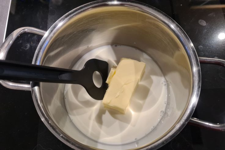 Butter in Milch schmelzen