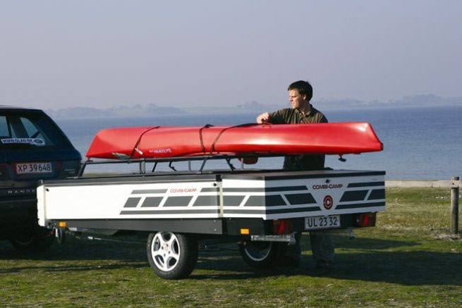 Transport von Kayak auf dem Anhängerdach