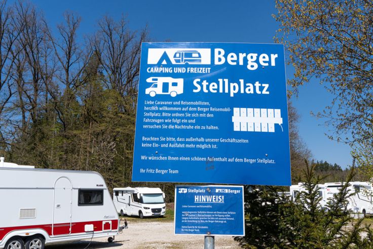 Auch auf dem Berger-Stellplatz in Neumarkt, sind die wichtigsten Hinweise an der Einfahrt angebracht. 