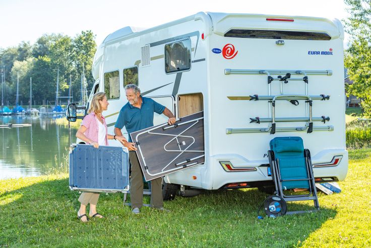Wohnmobile mit geräumiger Heckgarage bieten viel Platz für Campingmöbel und anderes Gepäck. Allerdings solltest du bei großem Stauraum auch immer das Gewicht der Ladung im Auge behalten.