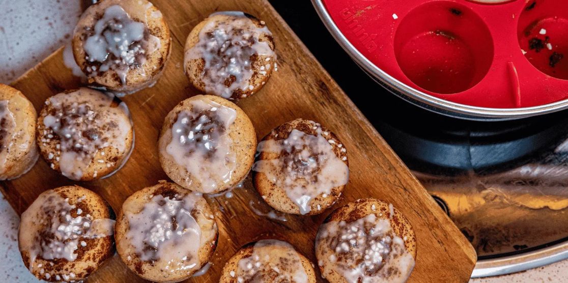 <span>Weihnachtliche Muffins mit aromatischer Zimtfüllung und Frischkäse-Topping aus dem Omnia</span>