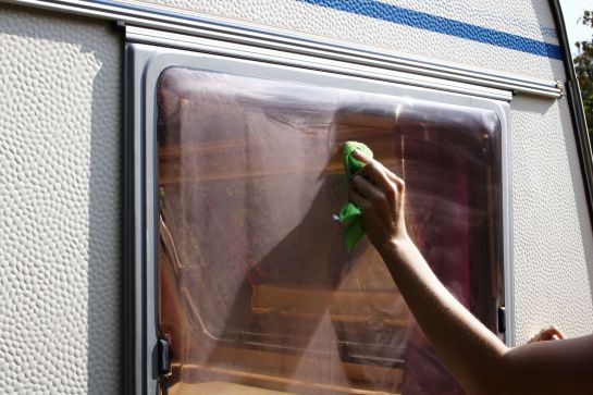 Fenster von Wohnwagen und Wohnmobil reinigen und polieren