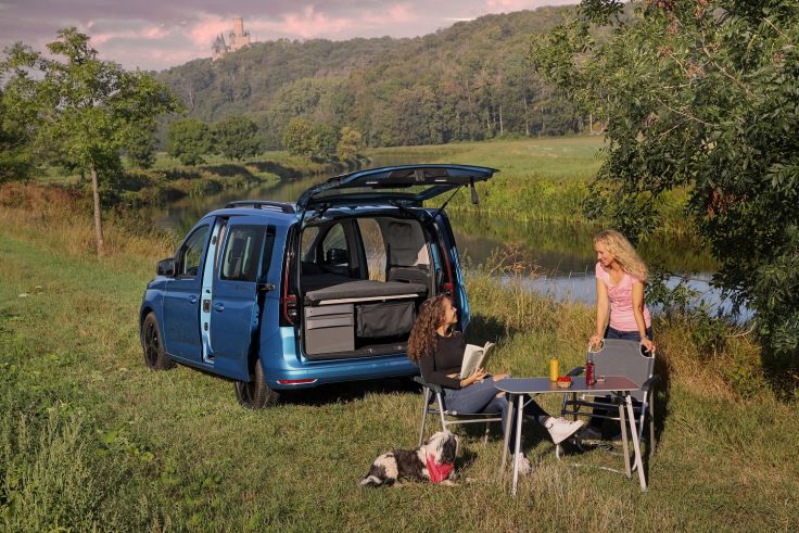 Ausgestattet mit Liegefläche und Staufächern, eignet sich der VW Caddy California als Campingfahrzeug.