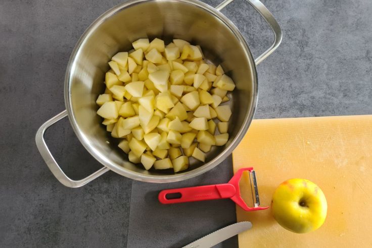 Äpfel schälen, entkernen und schneiden 