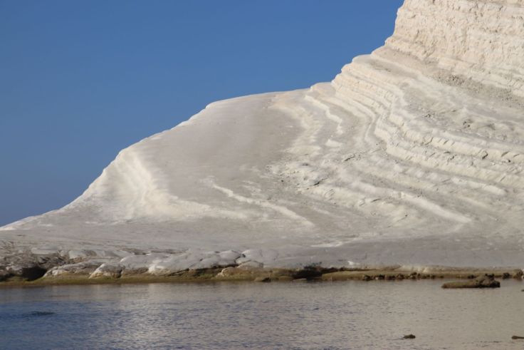 Weiß wie Schnee ragt die Felsformation Scala dei Turchi aus dem Meer empor.