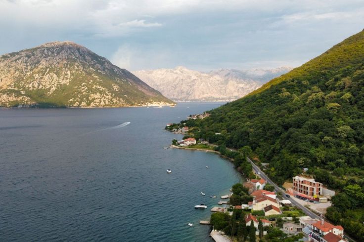 Umgeben von hohen Bergen gleicht die Bucht von Kotor einem Fjord.
